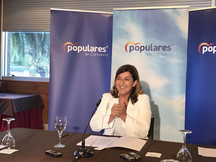 La presidenta del PP, María José Sáenz de Buruaga, en un desayuno informativo
