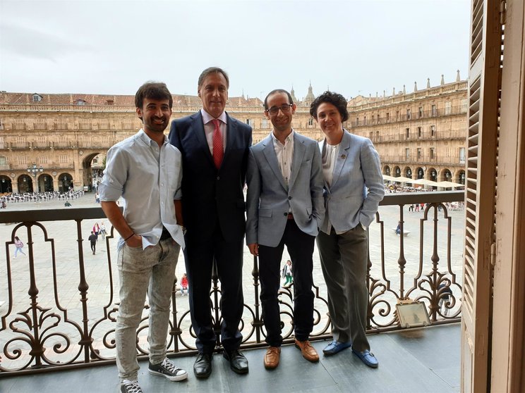 Javier González, Garcñia Carbayo, Marín Benito y Mar Siles, de izquierda a derecha, en el balcón del Ayuntamiento de Salamanca.