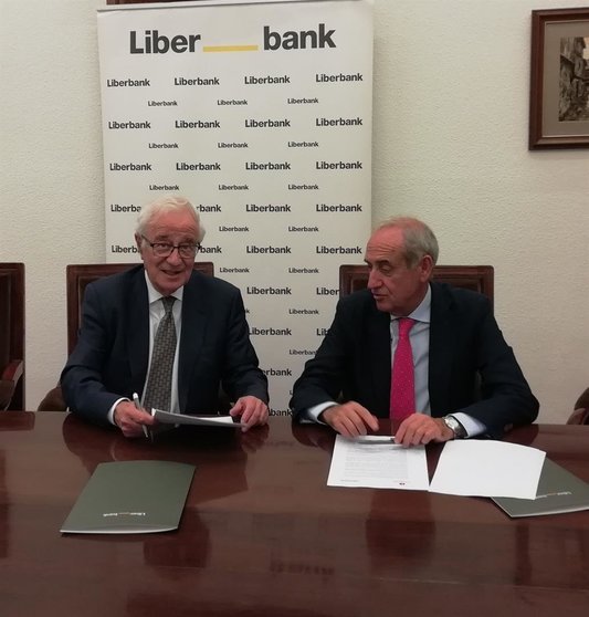 A la izquierda, Pedro Rivero, presidente de Liberbank; a la derecha, Fernando García Andrés, presidente del Colegio de Economistas de Cantabria.