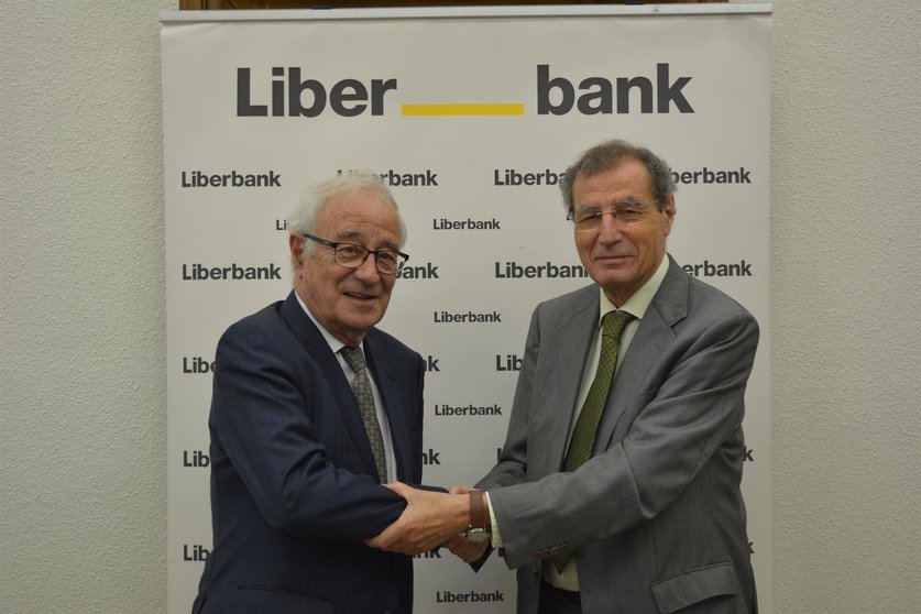 El presidente del Ateneo, Manuel Ángel Castañeda y el presidente de Liberbank, Pedro Rivero.