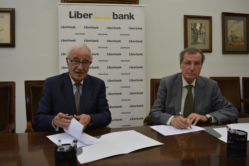 El presidente de Liberbank, Pedro Rivero (izda), y el presidente del Ateneo, Manuel Ángel Castañeda (derecha)