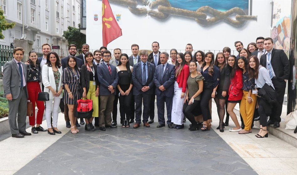 El presidente de Cantabria, Miguel Ángel Revilla, recibe a 30 futuros líderes iberoamericanos becados por la Fundación Carolina