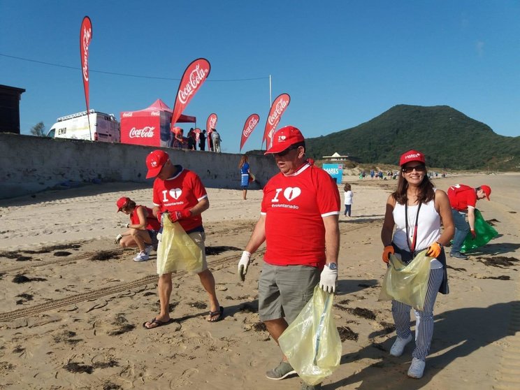 Limpieza en la playa de Berria de Santoña