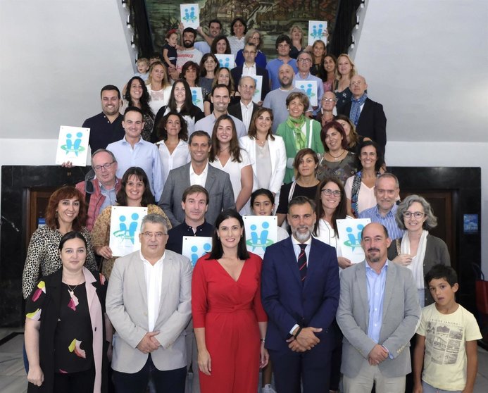 Entrega a 13 centros educativos de Santander el distintivo del programa 'Tutoría entre Iguales'