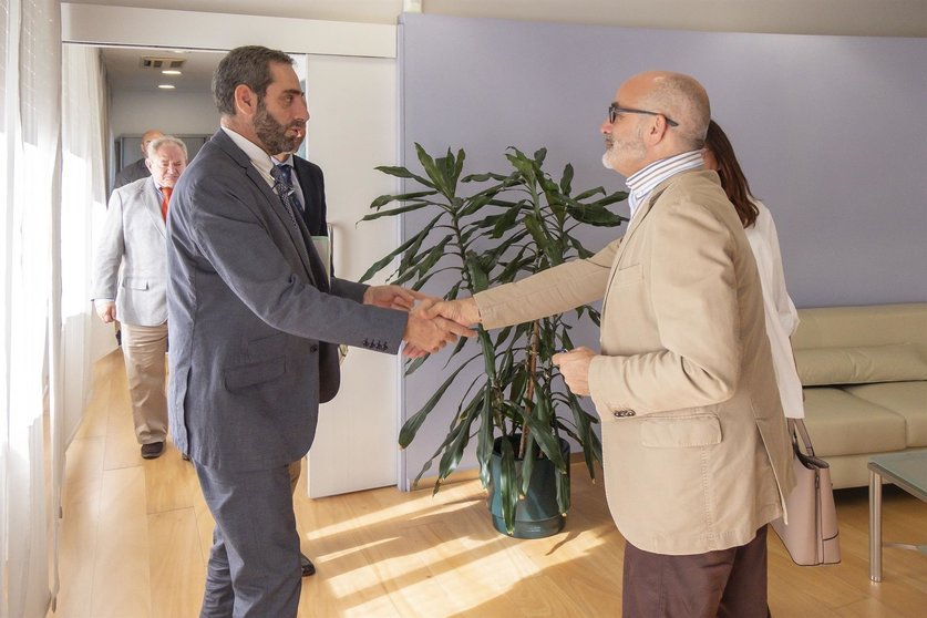 El consejero de Sanidad, Miguel Rodríguez, se ha reunido con representantes del Colegio Oficial de Veterinarios de Cantabria