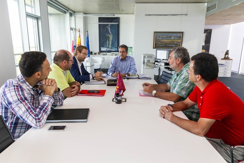El consejero de Innovación, Industria, Transporte y Comercio, Francisco Martín, se reúne con representantes sindicales de RENFE Cercanías.
