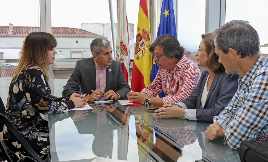 El vicepresidente y consejero de Universidades, Igualdad, Cultura y Deporte, Pablo Zuloaga, se reúne con el presidente del Comité Autonómico de Cruz Roja, Javier Fernández Losantos.