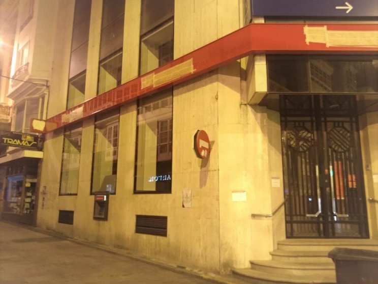 Una oficina del Santander cerrada.