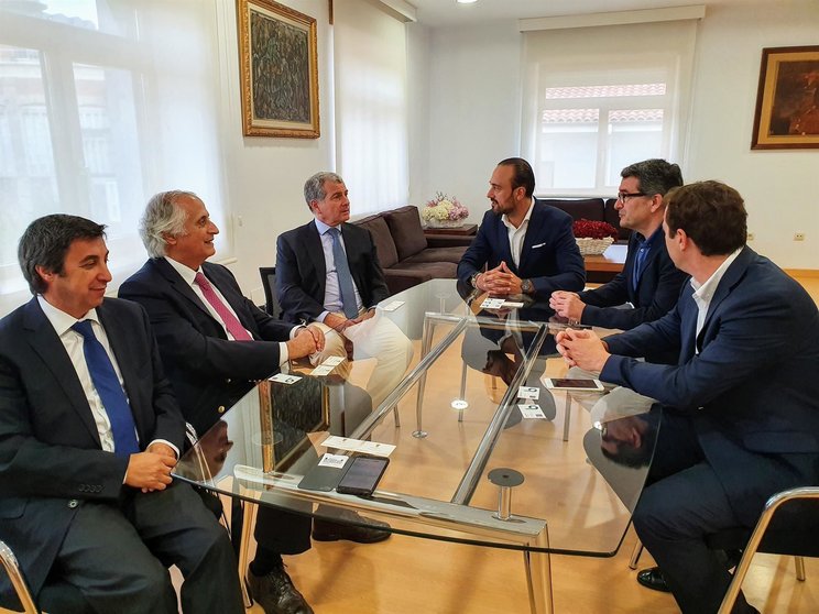 El alcalde de Torrelavega, Javier López Estrada, se reúne con el presidente de Bondalti Cantabria, Joao de Mello