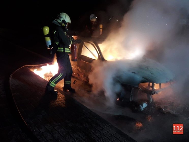 Extinción del incendio en el vehículo en Vargas