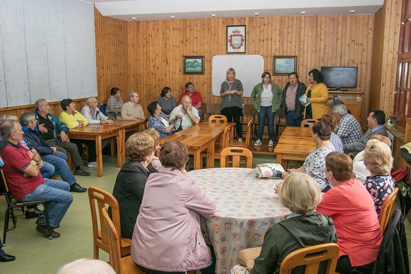 La alcaldesa de Polanco, Rosa Díaz Fernández, y la concejal de Servicios Sociales, Isabel Herrera, con miembros de la Tercera Edad que viajarán a Benidorm