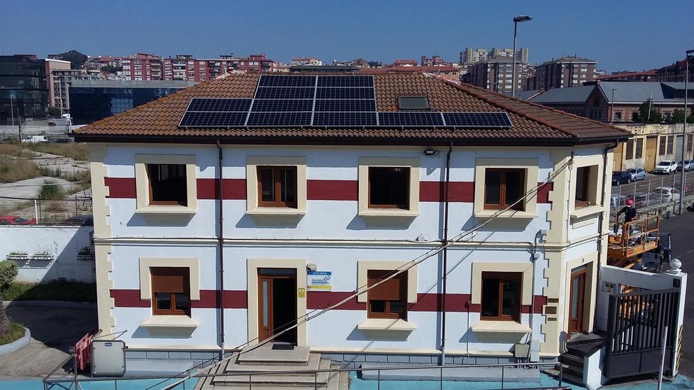 Paneles solares colocados en las instalaciones de la Zona Franca de Santander