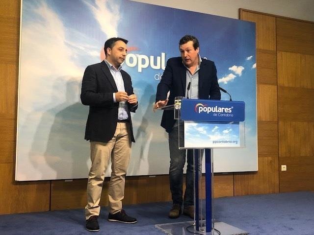 El portavoz del PP en el Ayuntamiento de Piélagos, Carlos Caramés, y el portavoz del PP de Cantabria, Íñigo Fernández