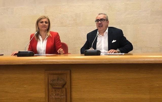 La portavoz del grupo socialista en el Parlamento de Cantabria, Noelia Cobo, y el del PRC, Pedro Hernando