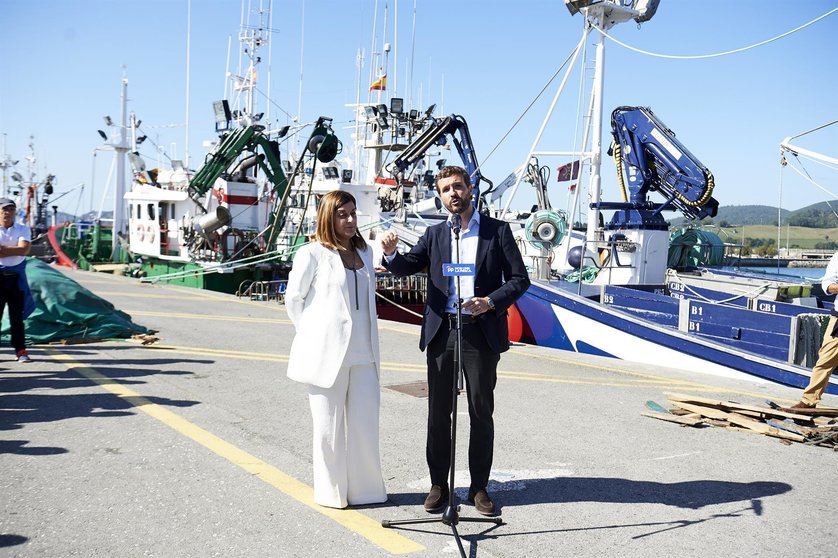 El presidente del Partido Popular, Pablo Casado, ofrece declaraciones a los medios de comunicación acompañado de la presidenta del PP en Cantabria, María José Saénz de Buruaga, en el puerto de Santoña (Cantabria), a 10 de octubre de 2019.
