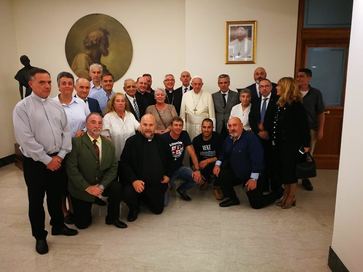 Audiencia privada del Papa Francisco a un grupo de internos de El Dueso de Santoña junto con el obispo de Santander, Manuel Sánchez Monge, entre otros