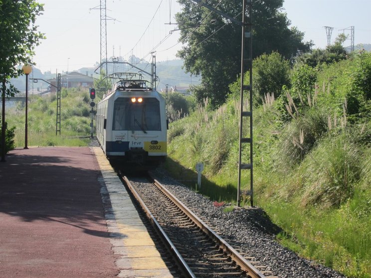 Tren llega a una estación