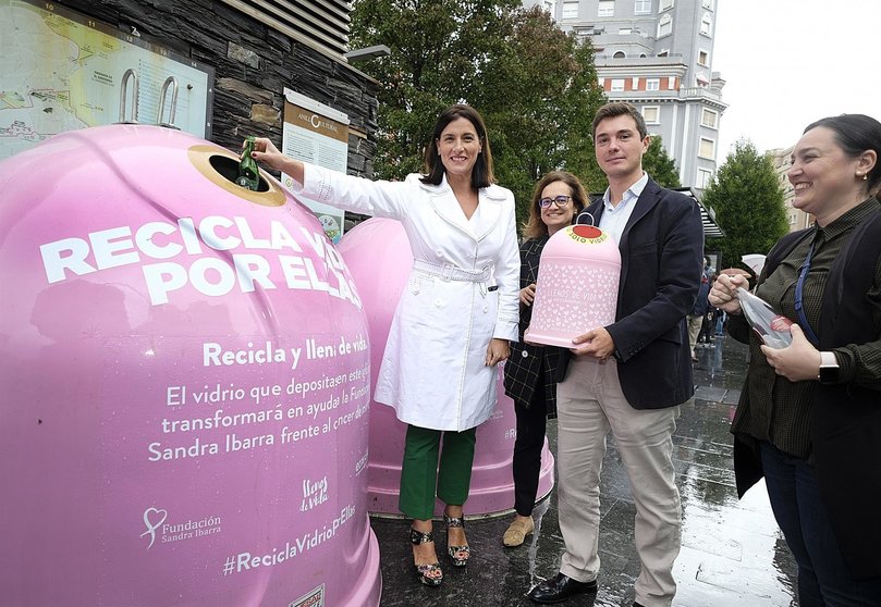 La alcaldesa de Santander, Gema Igual, y el técnico de ecovidrio en Cantabria, Carlos del Corte, junto a los contenedores