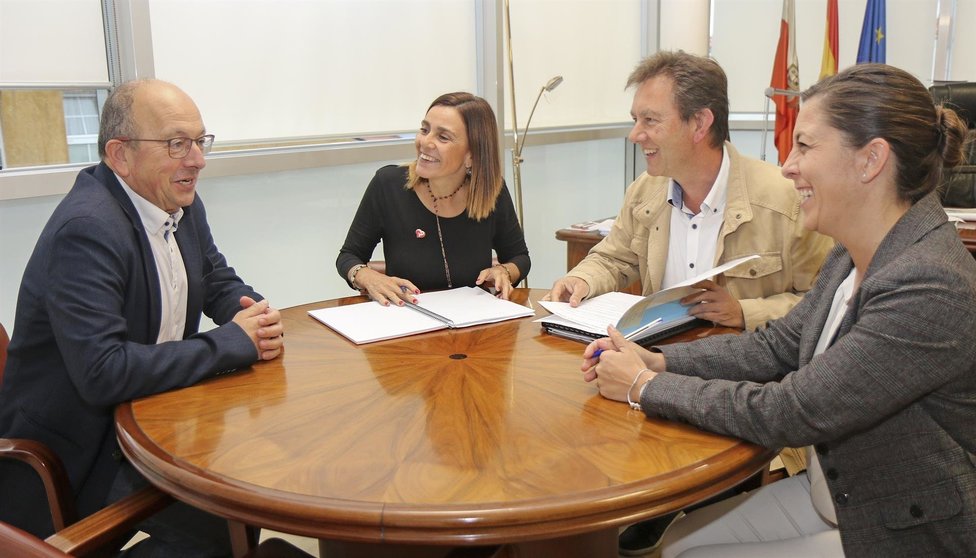 La consejera de Presidencia se reúne con el alcalde de San Vicente