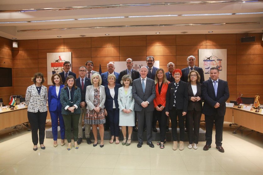 Foto de familia de los miembros del Consejo Interterritorial del Sistema Nacional de Salud, con la ministra de Sanidad en funciones, María Luisa Carcedo (en la primera fila  6i), tras el pleno celebrado en Madrid (España), a 14 de octubre de 2019.
