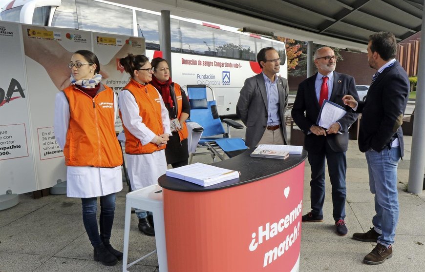 El consejero de Sanidad de Cantabria, Miguel Rodríguez, apoya la campaña 'Un match x una vida' para promocionar la donación de médula ósea entre los jóvenes