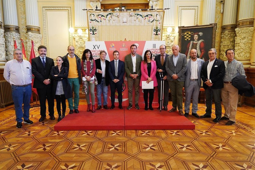 El alcalde de Valladolid, Óscar Puente, junto a otras autoridades del sector del turismo y la hostelería en la presentación del XV Concurso Nacional de Pinchos y Tapas y el III Compeonato Mundial de Tapas Ciudad de Valladolid.