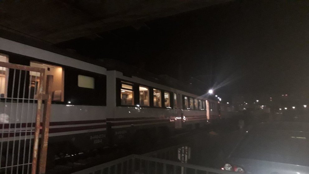 Tren que ha quedado "inútil" cuando circulaba entre Boo y Muriedas, cerca de la estación de esta última localidad