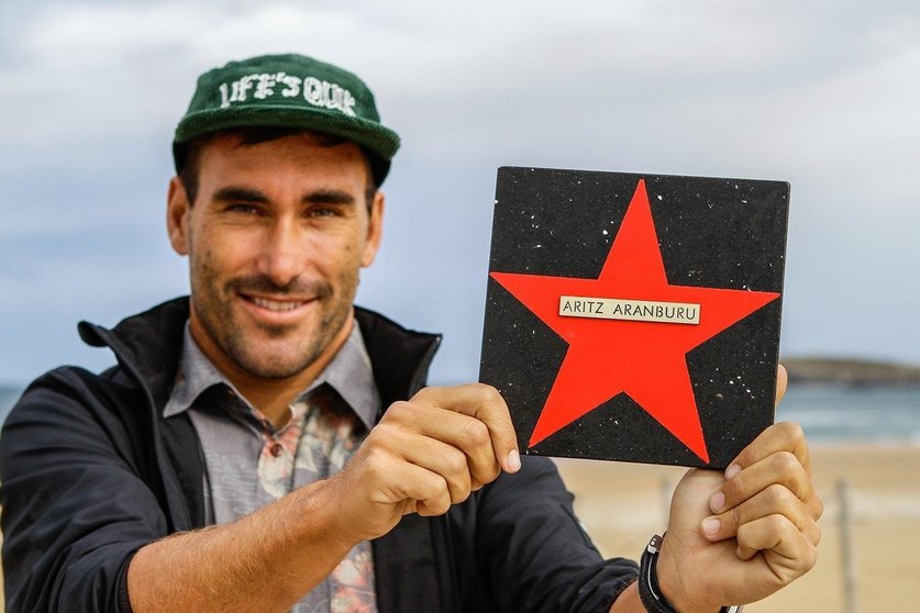 Aritz Aranburu descubre su estrella en el paseo de la fama del surf de Somo