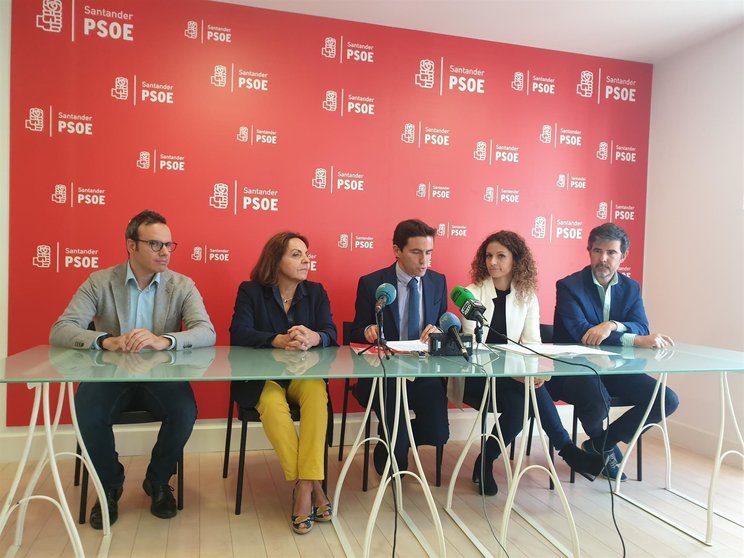 Pedro Casares y otros concejales del Grupo Socialista de Santander
