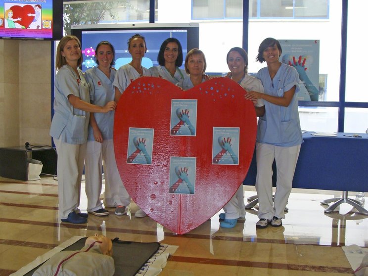 Grupo muldisciplinar de médicas y enfermeras de parada cardiaca.