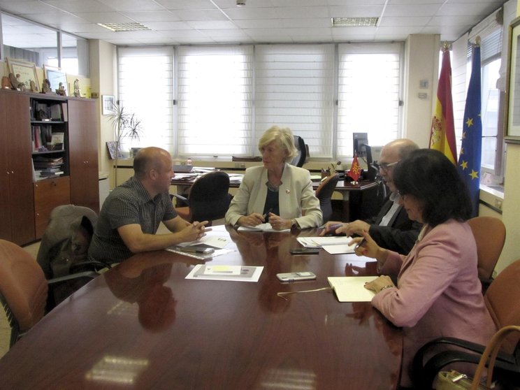 La consejera de Educación, Formación Profesional y Turismo, Marina Lombó, se reúne con el alcalde de Bárcena de Pie de Concha, Agustín Mantecón