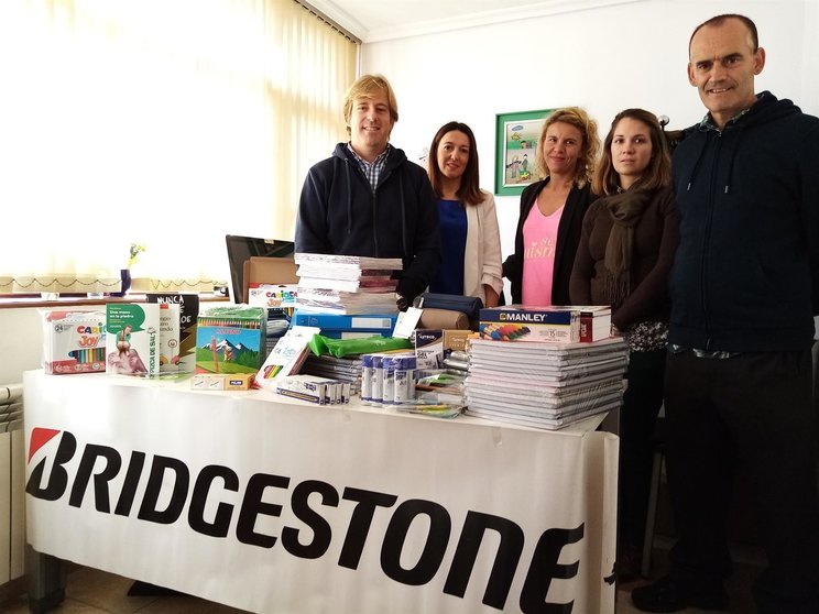 Entrega del material escolar al Ayuntamiento de Reocín por parte de Bridgestone