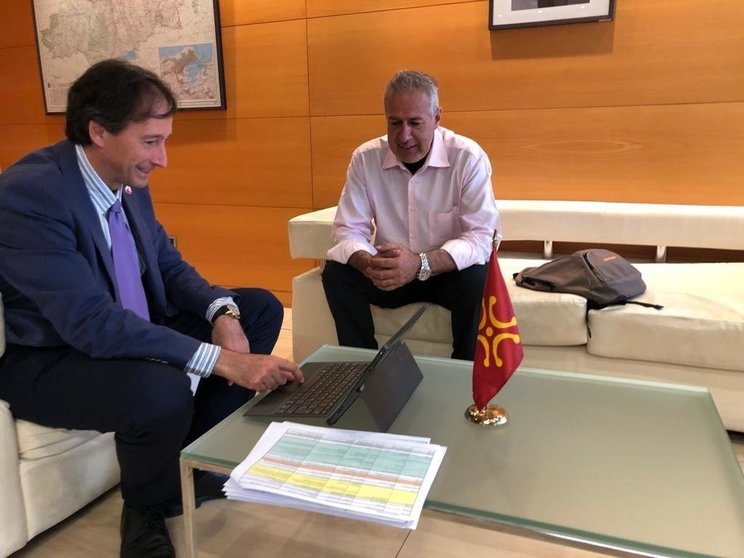 El alcalde de Hazas de Cesto, José María Ruiz Gómez, se ha reunido con el consejero de Obras Públicas, José Luis Gochicoa