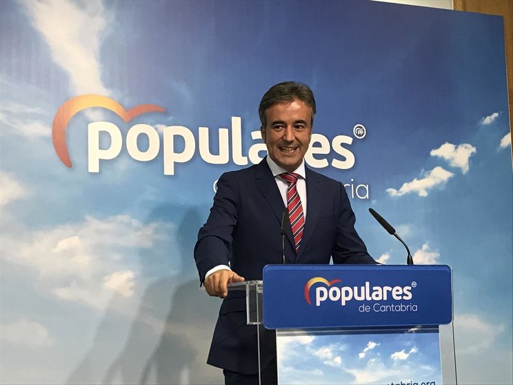 El candidato del PP de Cantabria al Congreso de los Diputados, Diego Movellán, en rueda de prensa
