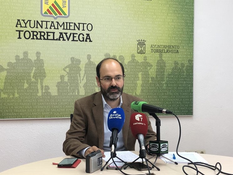 El concejal de Medio Ambiente, Salud Pública e Infraestructura Verde, José Luis Urraca, informa en rueda de prensa sobre la comisión