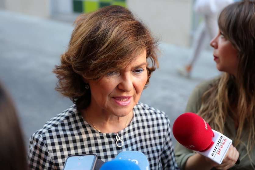 La vicepresidenta del Gobierno y ministra de Igualdad en funciones, Carmen Calvo, atiende a los medios de comunicación en el marco del acto de entrega de premios GIRA Mujeres, en (Madrid/España) a 8 de octubre de 2019.