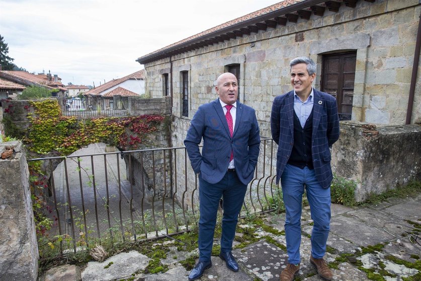 El vicepresidente del Gobierno de Cantabria, Pablo Zuloaga, con el alcalde de Cartes, Agustín Molleda