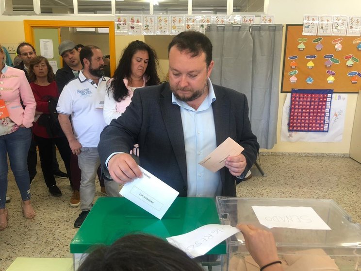 Rubén Gómez votando