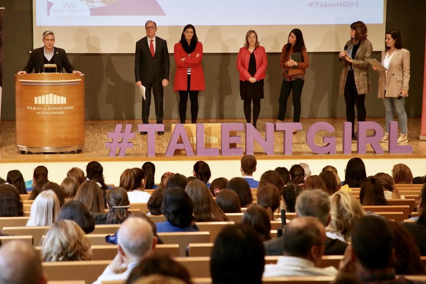 El vicepresidente regional , Pablo Zuloaga, interviene en la inauguración de la tercera edición del programa Stem Girl Talent Cantabria