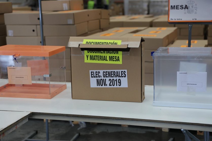 Urnas y cajas en el centro logístico de las póximas elecciones generales del 10N en Alcalá de Henares (Madrid), a 31 de octubre de 2019.