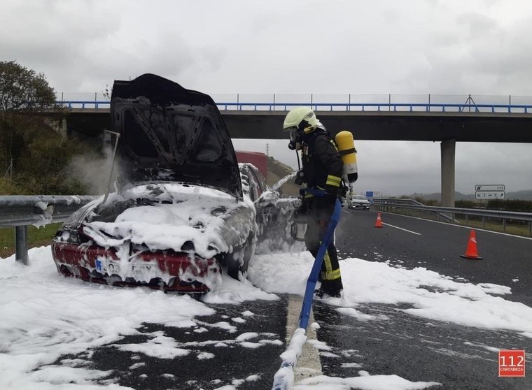 Vehículo incendiado en la A-8, a la altura de San Vicente de la Barquera