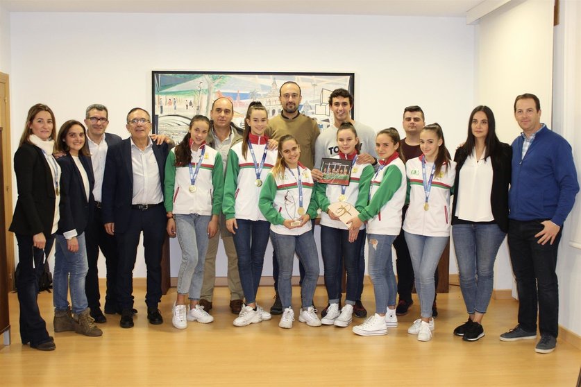 El alcalde de Torrelavega recibe al equipo municipal de gimnasia rítmica, proclamado Campeón de España
