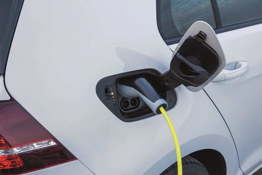 Recarga de un coche eléctrico (Volkswagen e-Golf)