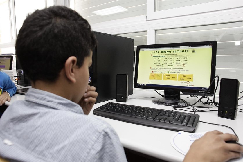 Estudiante en un aula informática de un centro educativo de Aragón.