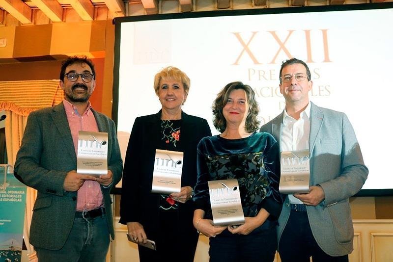 La directora de la Editorial de la Universidad de Cantabria, Belmar Gándara (tercera por la izquierda), recoge el galardón