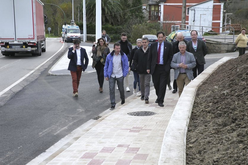El consejero de Obras Públicas, Ordenación del Territorio y Urbanismo, José Luis Gochicoa, supervisa la ejecución de un paseo peatonal entre Solía y Guarnizo