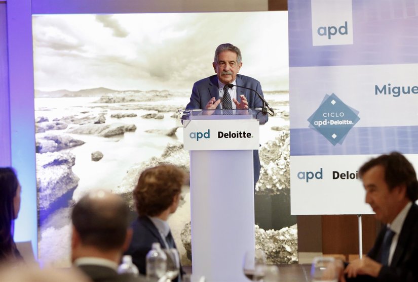 El presidente de Cantabria, Miguel Ángel Revilla, interviene en la jornada organizada por APD y Deloitte