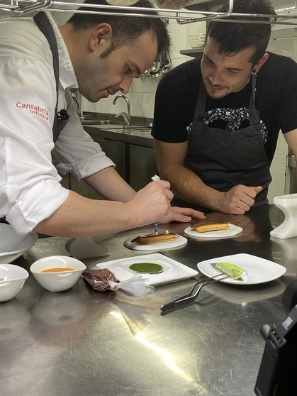 El chef Carlos Maldonado visita Cantabria para conocer su gastronomía y producto