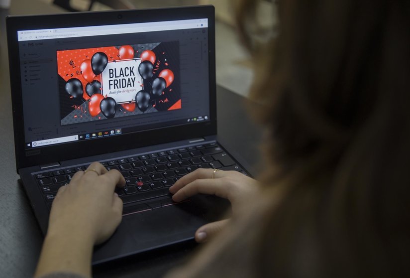 Cartel publicitario del Black Friday en ventas online,  en Sevilla, a 26 de noviembre de 2019.