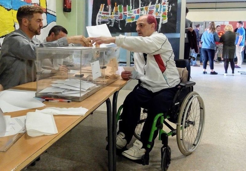 Una persona con discapacidad intelectual ejerciendo su derecho a voto el pasado 28 de abril.